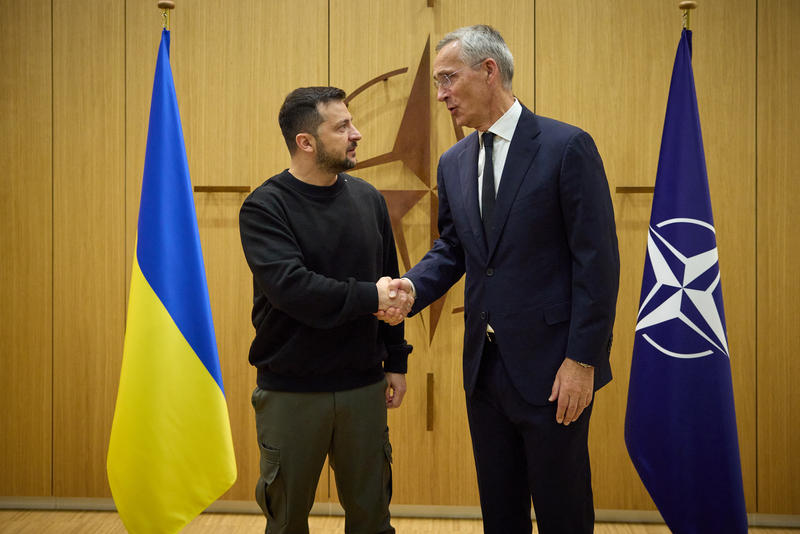 Zelenski, primit la sediul NATO de Stoltenberg și Geoană