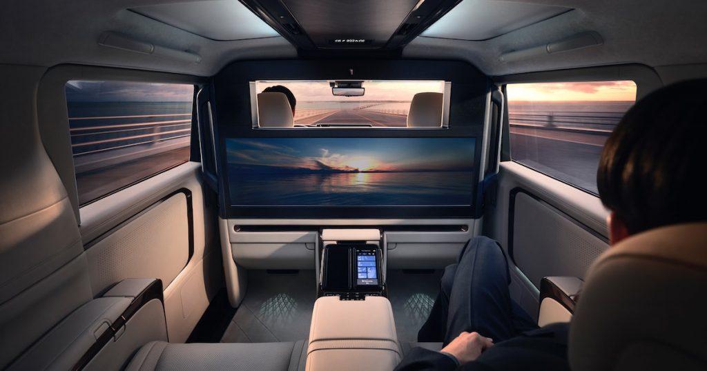 Minivan-ul Lexus LM 2024 ajunge în Europa. Modelul include un ecran HD de 48″