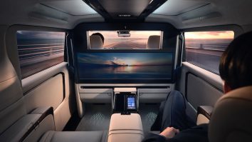 Minivan-ul Lexus LM 2024 ajunge în Europa. Modelul include un ecran HD de 48″