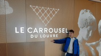 Dragoș Mihai Dobocan are 10 ani și a expus 150 de creații la Luvru. Micul artist va prezenta lucrările în toate colțurile lumii