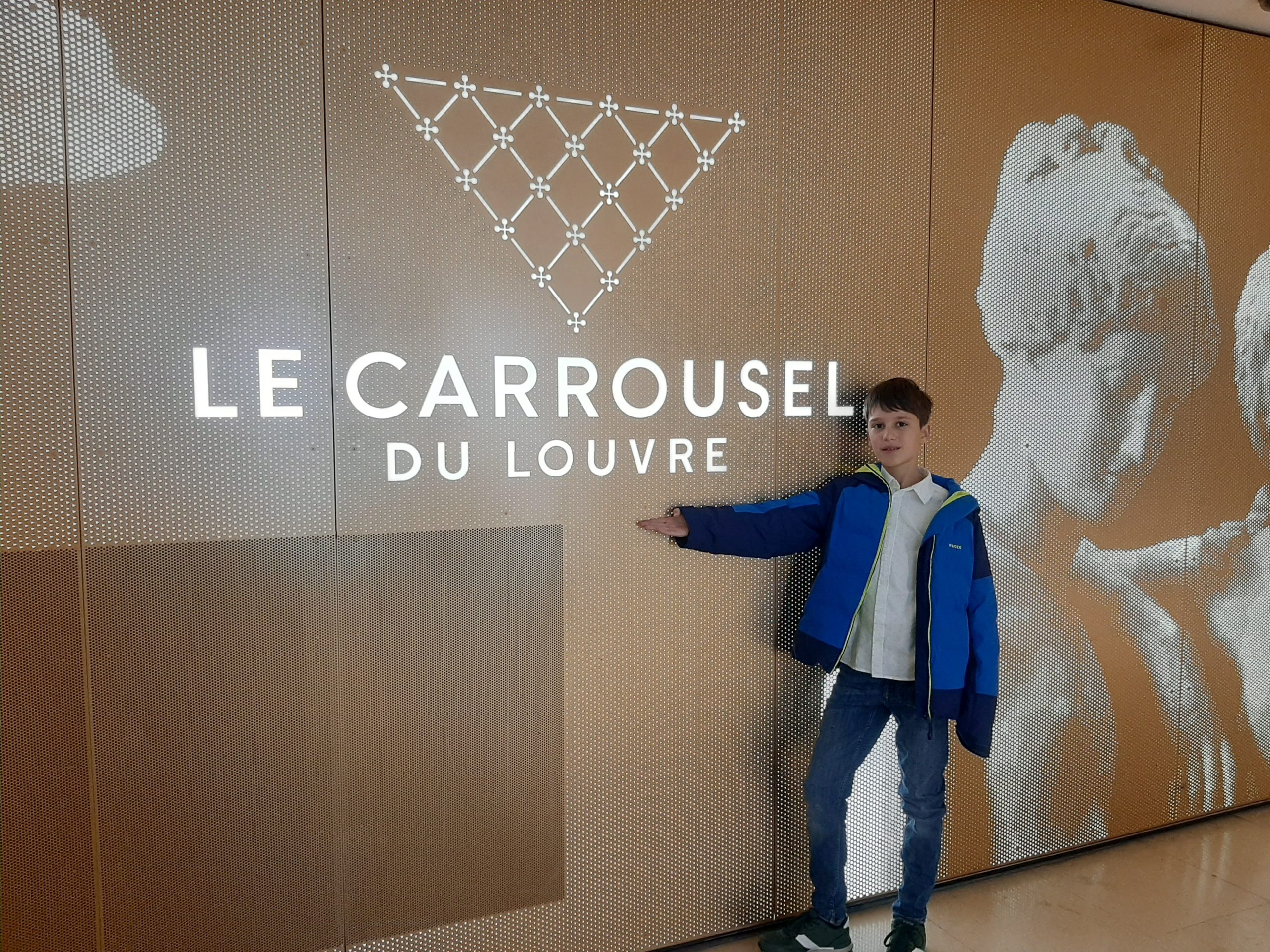 Dragoș Mihai Dobocan are 10 ani și a expus 150 de creații la Luvru. Micul artist va prezenta lucrările în toate colțurile lumii