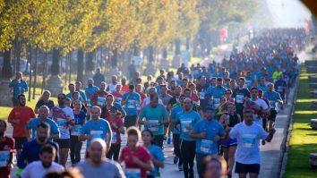 Capitala găzduiește cea de-a XVI-a ediție a Bucharest Marathon. Traseele curselor de sâmbătă au avut ca puncte de start și sosire Piața Constituției