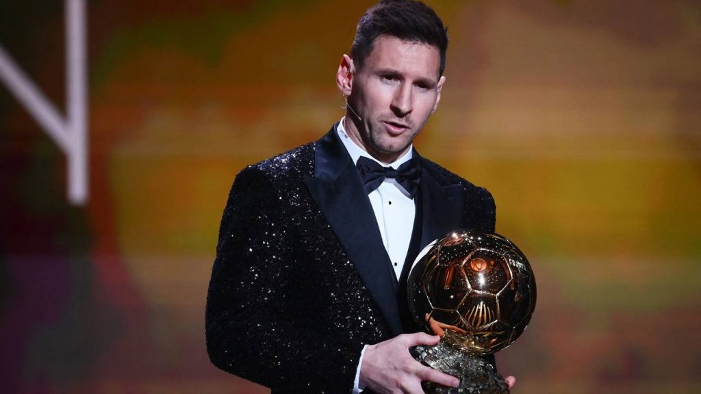 Leo Messi a câștigat „Balonul de Aur”. Este a opta oară când a fost desemnat cel mai bun fotbalist al planetei. Cine a câștigat marele premiu pentru categoria feminină