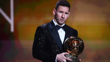 Leo Messi a câștigat „Balonul de Aur”. Este a opta oară când a fost desemnat cel mai bun fotbalist al planetei. Cine a câștigat marele premiu pentru categoria feminină