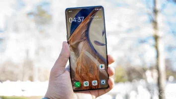 Cel mai luminos display de smartphone a fost lansat. Oppo și OnePlus vor fi echipate cu noua tehnologie