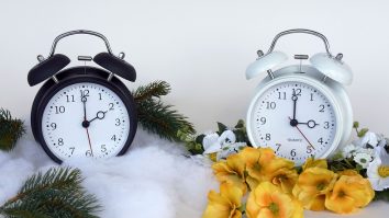 Schimbarea fusului. România trece la ora de iarnă în această seară. Trenurile nu vor fi afectate de schimbare