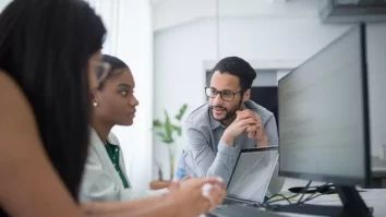 Ce facem la serviciu atunci când nu muncim? Principalele distrageri la job sunt colegii vorbăreți, zgomotele și social media