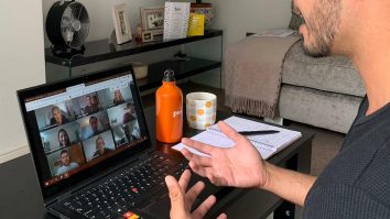 De ce faci cu mâna pe Zoom? Un sondaj Fishbowl constată că 55% dintre lucrători salută în ședințele online