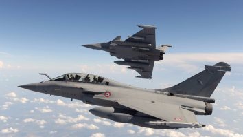 România primește trei aeronave Rafale din Franța. Piloții francezi și români vor executa misiuni comune
