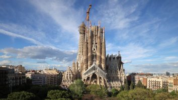 FOTO-VIDEO. A durat 140 de ani ca biserica Sagrada Familia să fie construită. Cele patru turnuri laterale au fost inaugurate