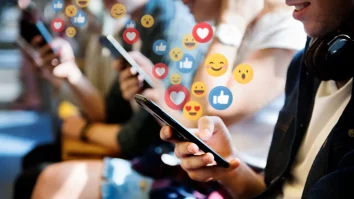 Tu ești dependent de social media? Tinerii din ziua de astăzi petrec zilnic între 6 și 8 ore pe rețelele sociale