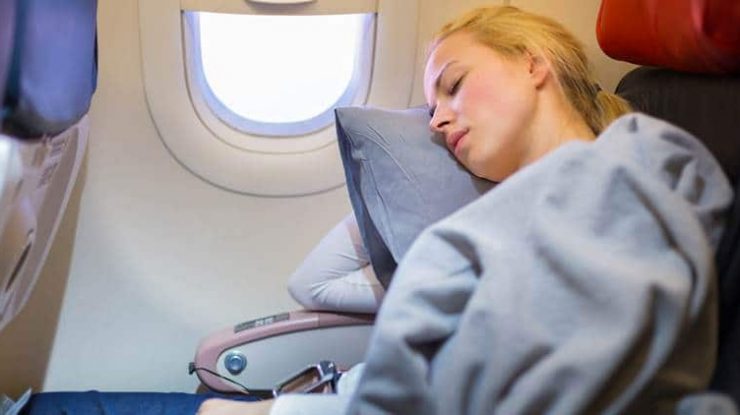 Tu poți dormi când zbori cu avionul? Cinci sfaturi să ai un somn odihnitor când călătorești