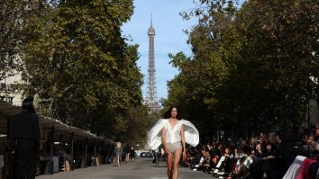 Stella McCartney a deschis penultima zi a Paris Fashion Week. Designerul britanic și-a dus defilarea de primăvară în aer liber