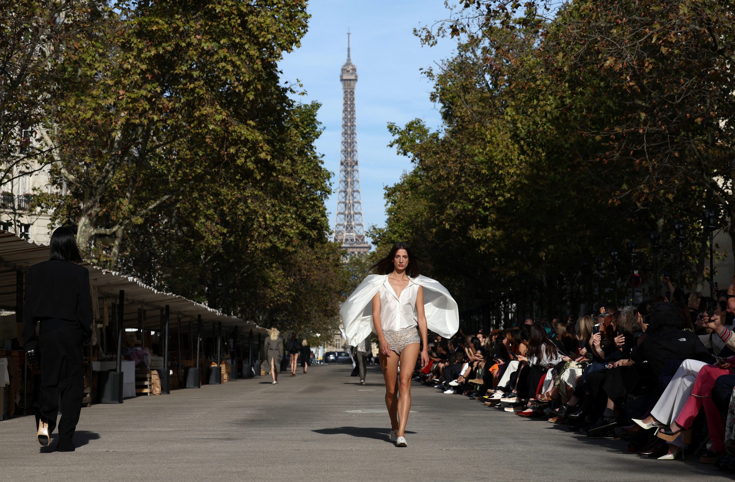 Stella McCartney a deschis penultima zi a Paris Fashion Week. Designerul britanic și-a dus defilarea de primăvară în aer liber