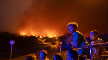 Mii de oameni au fost evacuați din Tenerife. Temperaturile extreme au provocat incendii de vegetație