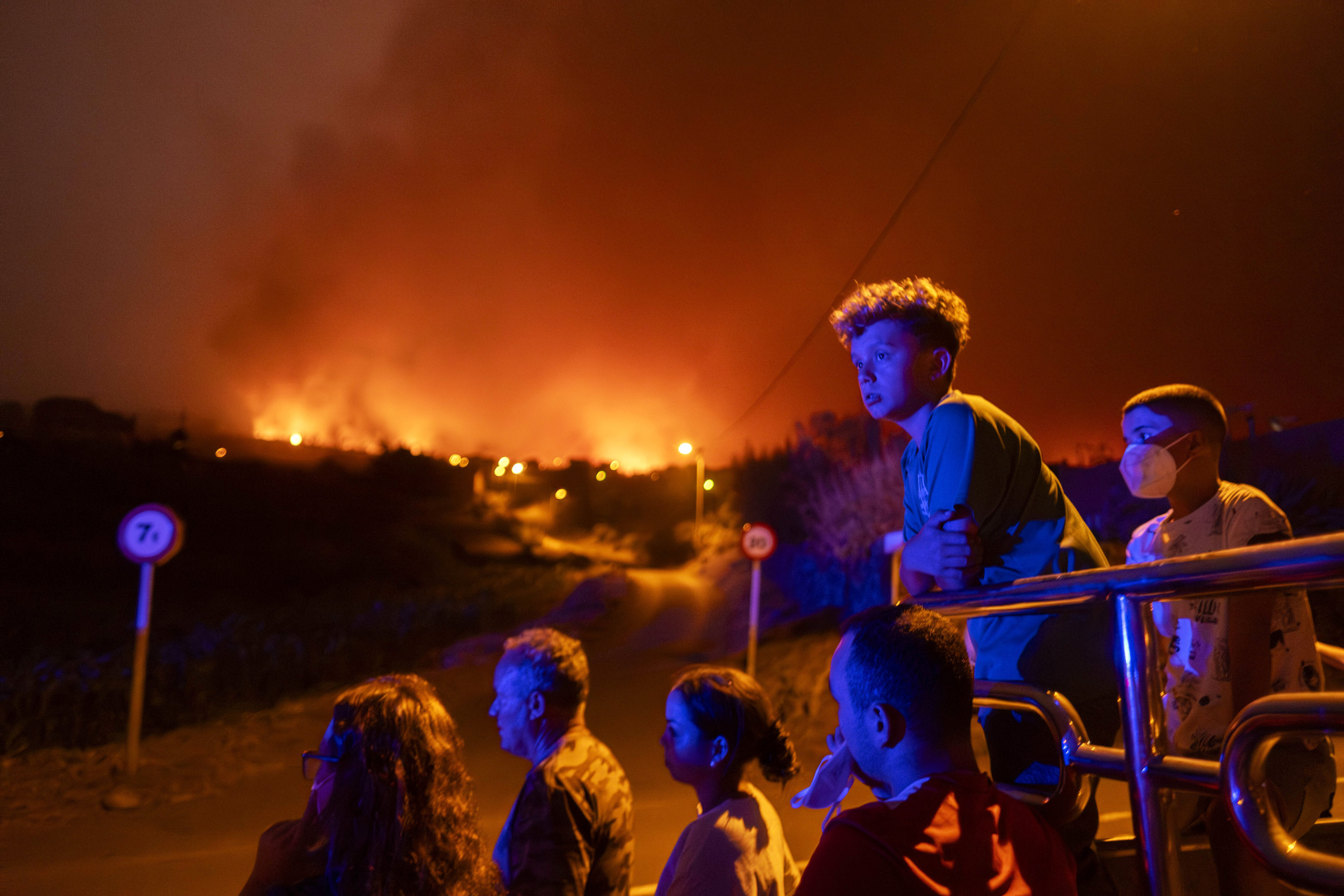 Mii de oameni au fost evacuați din Tenerife. Temperaturile extreme au provocat incendii de vegetație