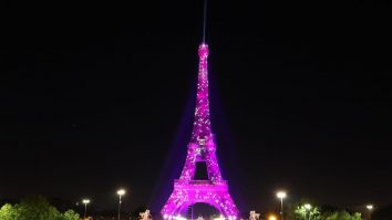 Turnul Eiffel se va lumina în roz pentru a susține lupta împotriva cancerului de sân. Cum a apărut inițiativa
