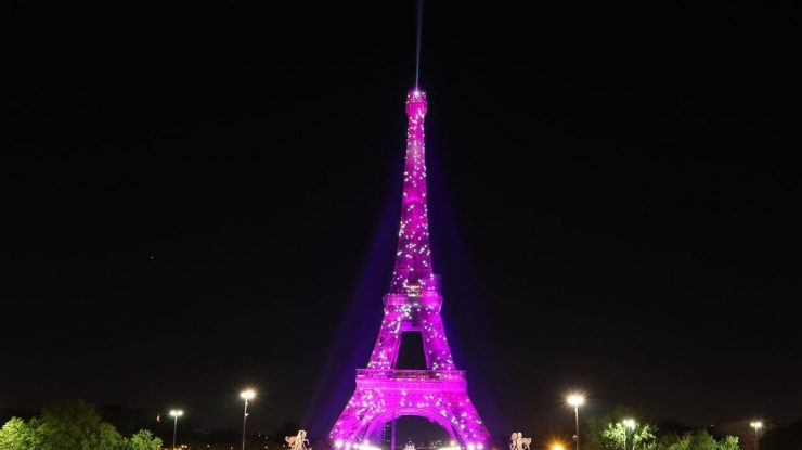 Turnul Eiffel se va lumina în roz pentru a susține lupta împotriva cancerului de sân. Cum a apărut inițiativa
