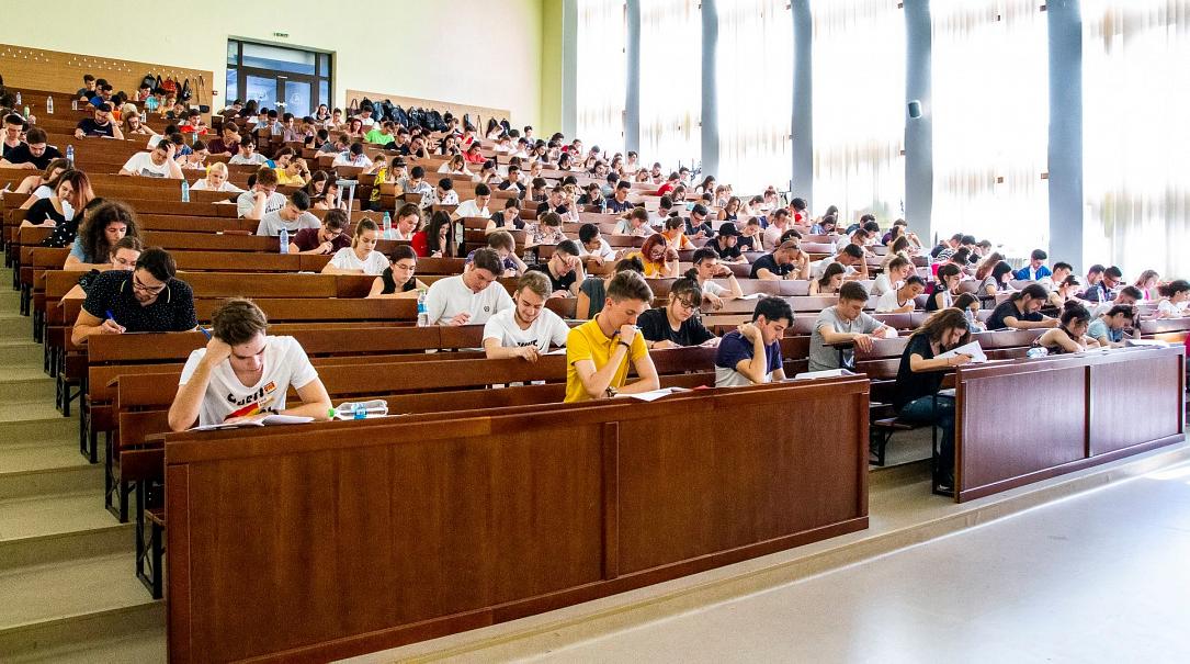 Peste 40.000 de tineri români pleacă anual în afară la studii. Expert în educație: „Statul ar trebui să facă multe pentru că acest procent este unul îngrijorător”