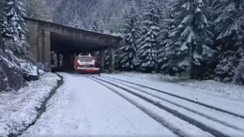 VIDEO. Prima zăpadă pe Transfăgărășan și pe Transalpina. Stratul măsura 3 centimetri pe tronsonul dintre Bâlea Lac și Bâlea Cascadă