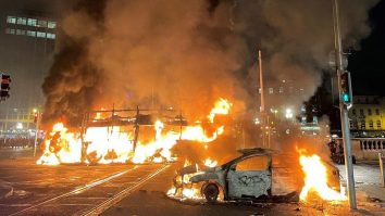 FOTO-VIDEO. Scene violente în Dublin după ce trei copii au fost răniți de un atacator cu un cuțit în fața unei școli/ Manifestanții au incendiat autobuze și mașini