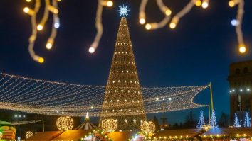 Capitala intră în atmosfera sărbătorilor de iarnă. Azi s-a deschis primul târg de Crăciun din București