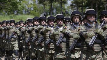 SONDAJ. Armata şi Biserica rămân instituțiile în care românii au cea mai mare încredere