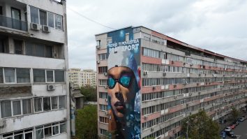 David Popovici, pictat pe un bloc de pe Şoseaua Ştefan cel Mare din Capitală