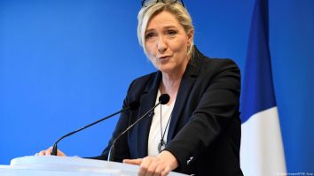 Un marș împotriva antisemitismului are loc  duminică la Paris. Participarea Marinei Le Pen la acest marș stârnește polemici