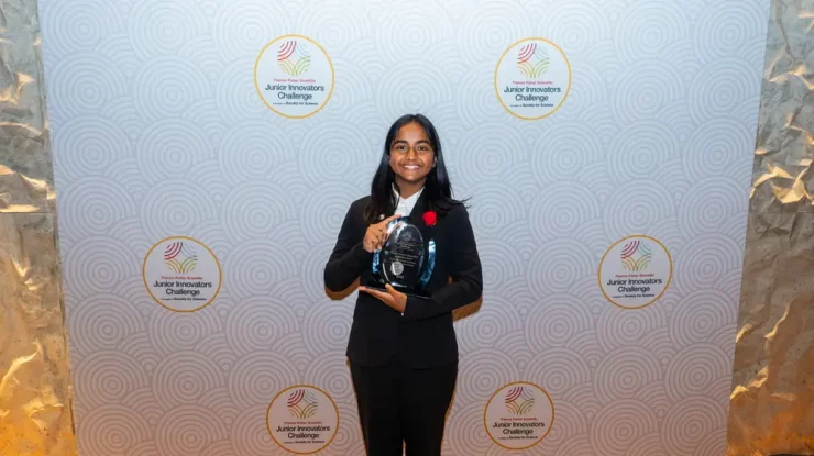 O elevă de gimnaziu a câștigat 25.000$ pentru inventarea unui dispozitiv care detectează incendiile mai rapid decât un detector de fum