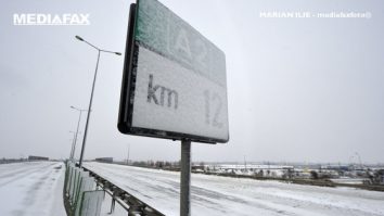 Vântul puternic a răscolit sud-estul ţării. 42 de tronsoane de drumuri naţionale şi o autostradă sunt închise din cauza viscolului / Şcolile din mai multe judeţe vor fi închise mâine