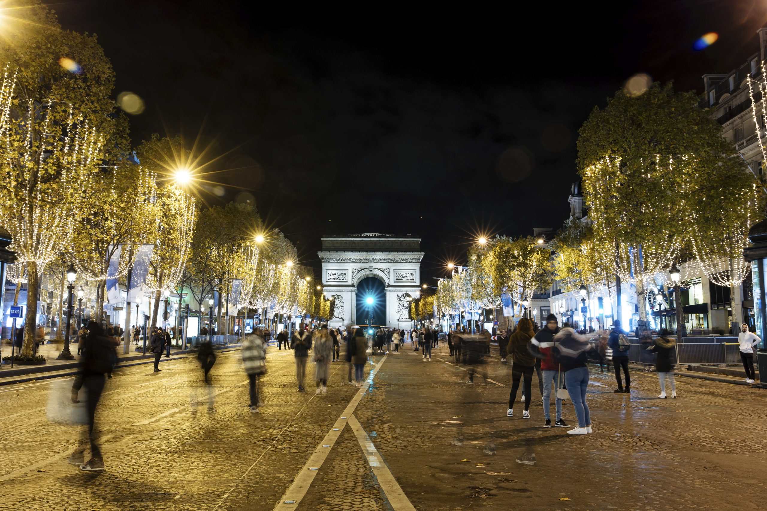 Luminiţele de Crăciun de pe Champs-Elysées se aprind duminică