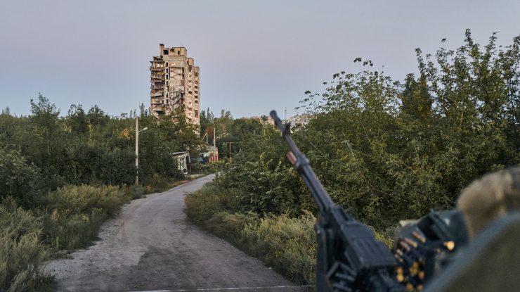 Lupte grele în estul Ucrainei. Ruşii atacă un oraş din toate direcţiile