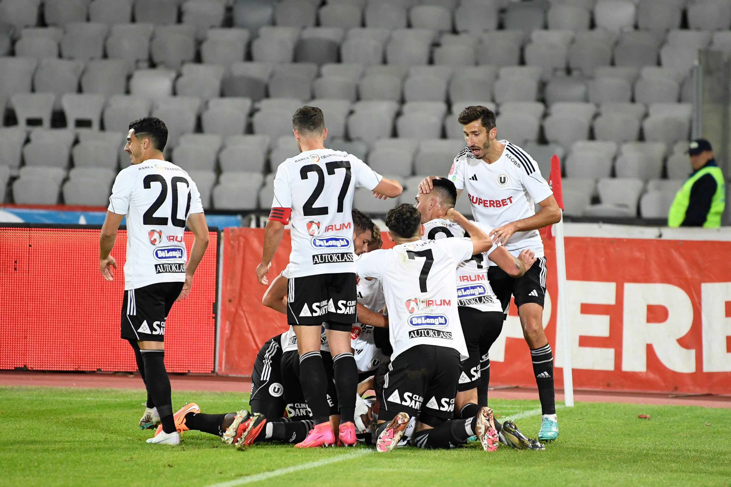 Universitatea Cluj dă o mână de ajutor rivalei CFR cu o remontada în Giuleşti