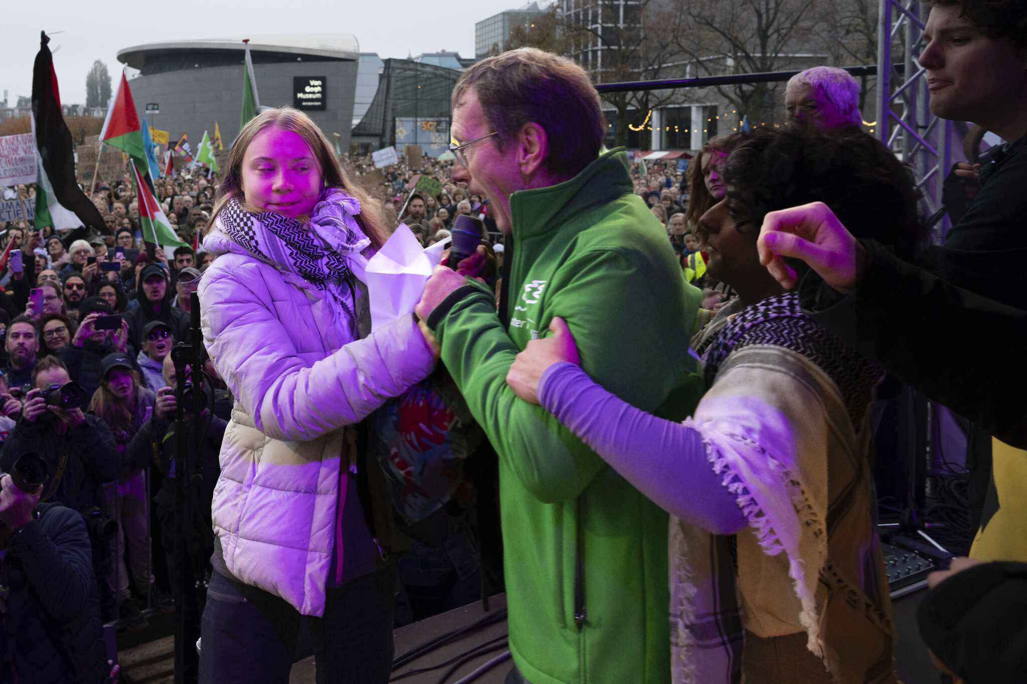 Greta Thunberg a fost întreruptă în timpul unei demonstrații pentru climă, în Amsterdam. Un protestatar i-a smuls microfonul din mână