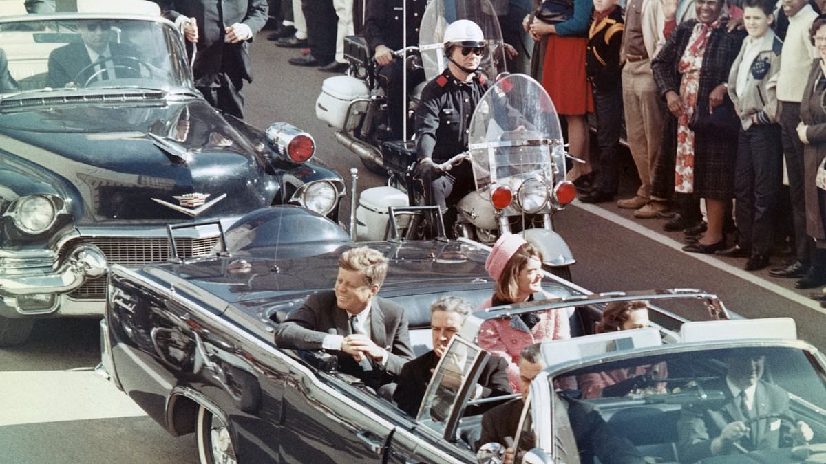 60 de ani de la asasinarea lui John Kennedy: Medicii care au făcut autopsia spun că au existat cel puțin două persoane care au tras