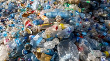 Un milion de tone de aditivi din plastic se scurg în oceane în fiecare an