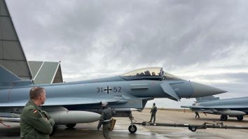 Patru avioane de luptă Eurofighter din Germania au sosit miercuri în țara noastră. Piloții vor oferi sprijin României la supravegherea spaţiului aerian