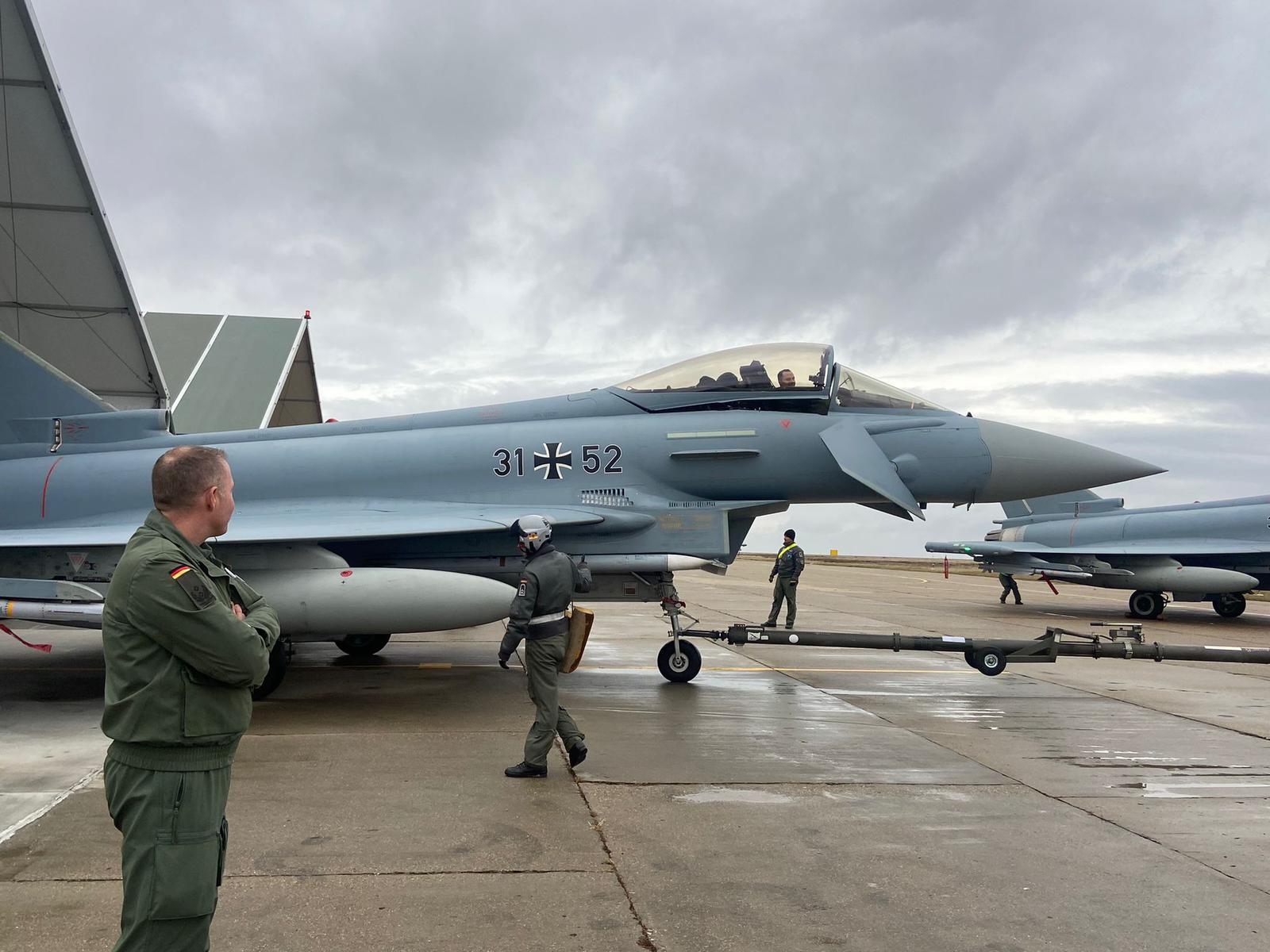 Patru avioane de luptă Eurofighter din Germania au sosit miercuri în țara noastră. Piloții vor oferi sprijin României la supravegherea spaţiului aerian