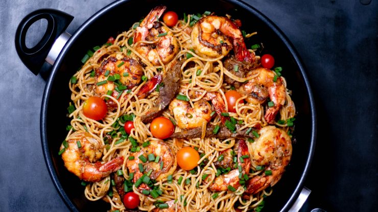 (P) Gustări Delicioase din Lumea Fructelor de Mare: Rețete de Creveți la Tigaie și Pește la Cuptor cu Legume