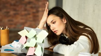 Cum controlezi vocea interioară critică? Psihoterapeut: „Pe parcursul unui proiect se poate întâmpla să fim într-o îndoială de sine”