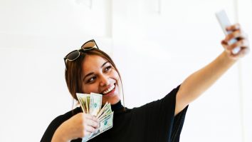 De câți bani au nevoie tinerii pentru a fi fericiți? Psiholog: „Nu avem cum să concurăm cu persoanele din online care consideră că pământul este plat”