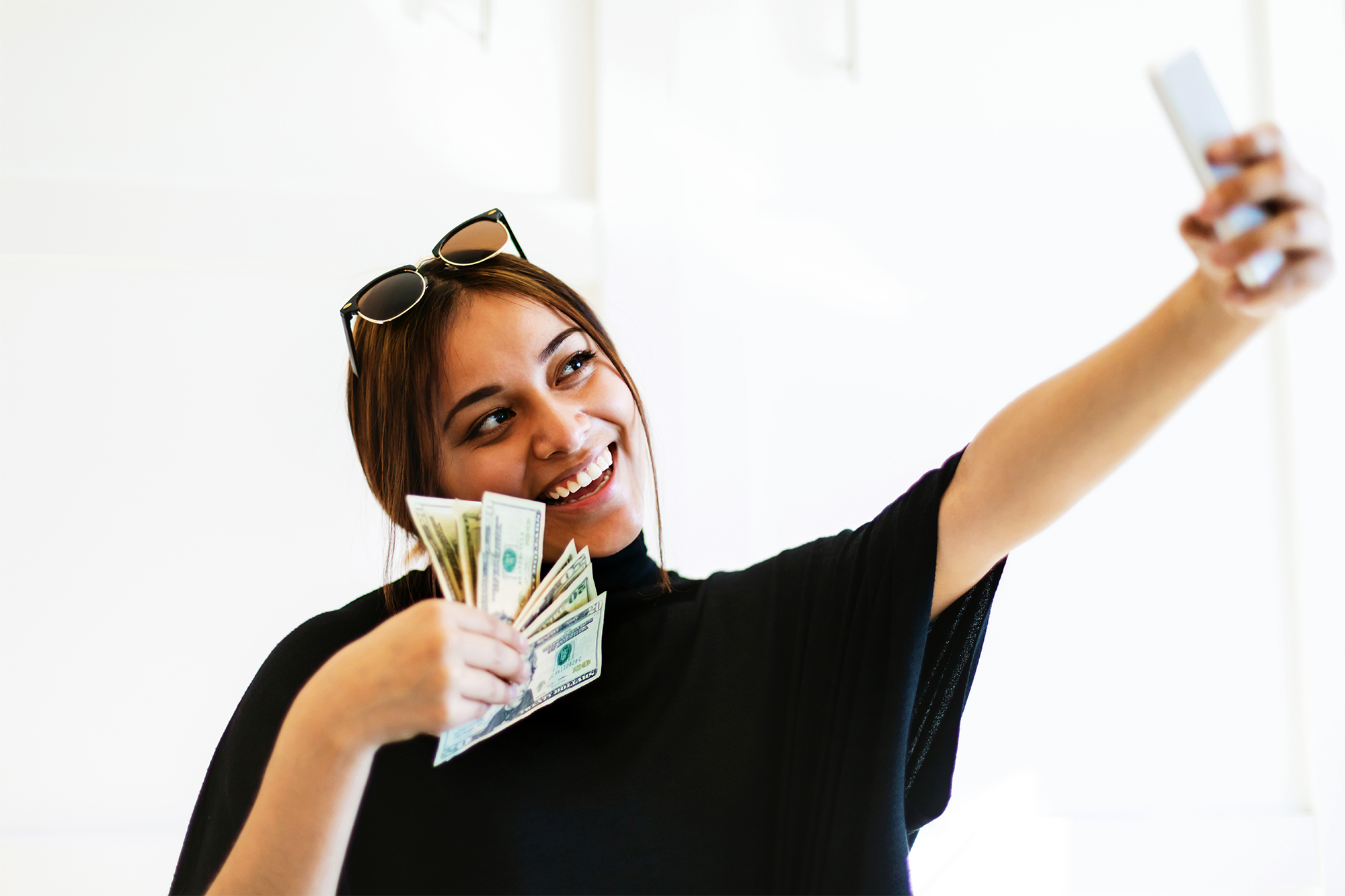 De câți bani au nevoie tinerii pentru a fi fericiți? Psiholog: „Nu avem cum să concurăm cu persoanele din online care consideră că pământul este plat”