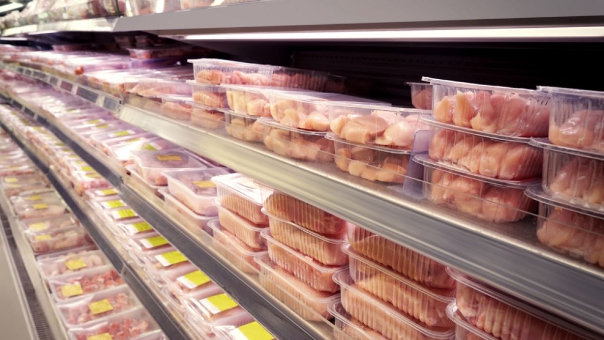 Produsele din carne ar putea avea etichete de avertizare, la fel ca țigările. Comisia Europeană recomandă muştele, greierii și viermii de mătase ca alternative