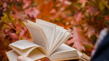 Ce citești toamna aceasta? Recomandări de romane și poezii pentru sezonul rece