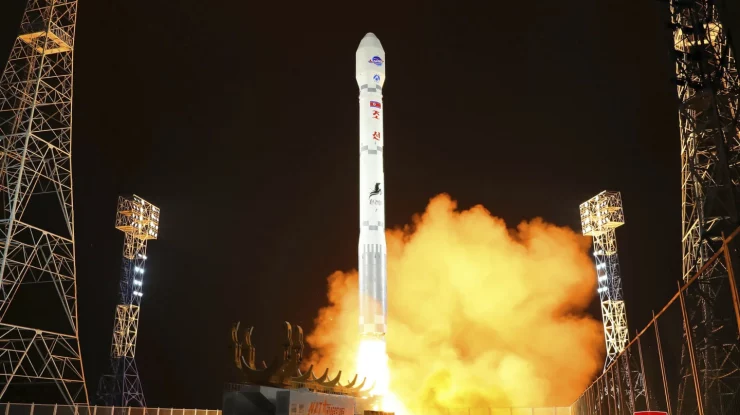 Coreea de Nord afirmă că a pus pe orbită un satelit militar de spionaj. Ce spun Statele Unite