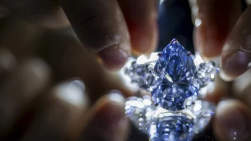 Săptămâna luxului de la Geneva: Un diamant albastru vândut cu peste 44 de milioane de dolari la licitație
