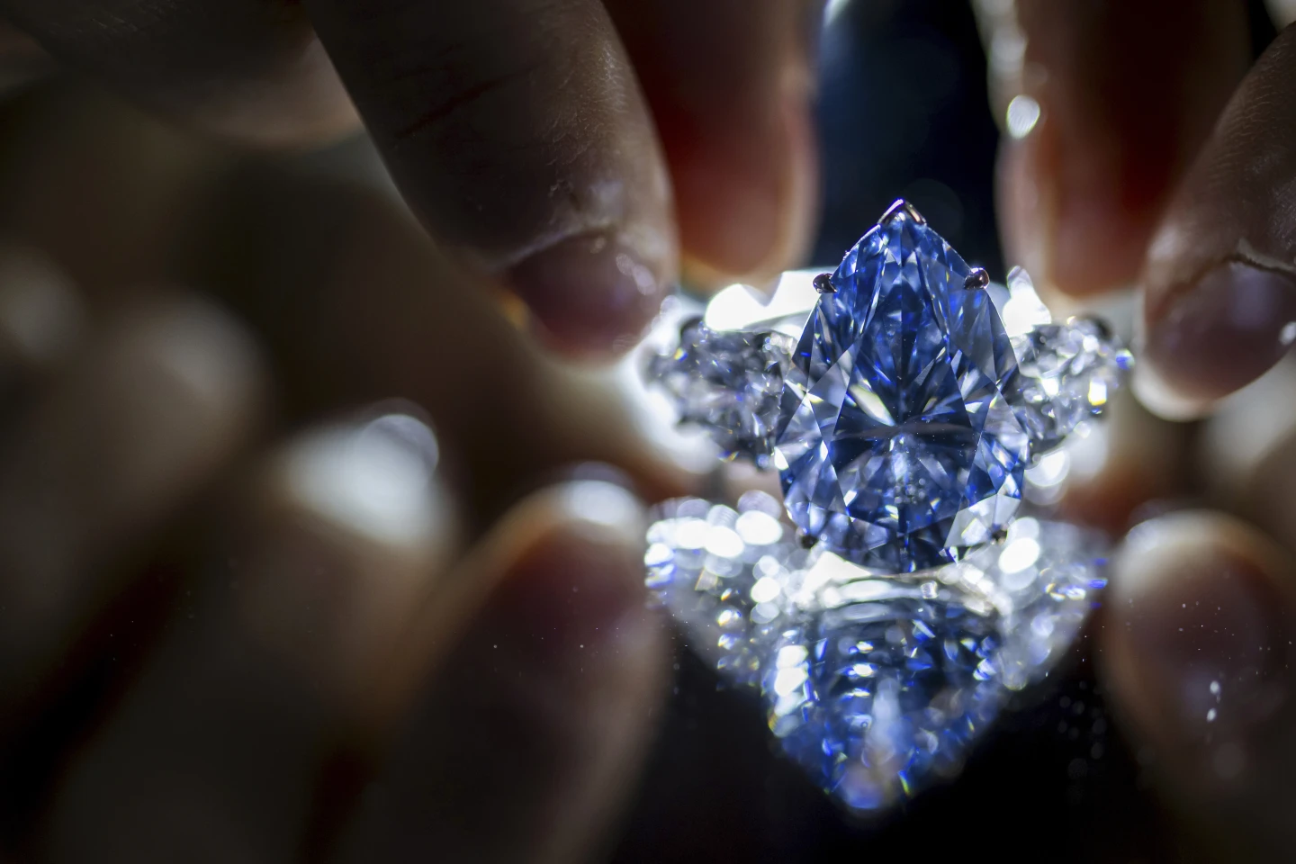 Săptămâna luxului de la Geneva: Un diamant albastru vândut cu peste 44 de milioane de dolari la licitație