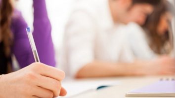 Jumătate dintre părinții din Marea Britanie se panichează atunci când copiii le cer ajutorul la teme