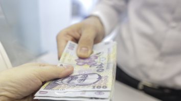 Raport. Cash sau card? Românii se bazează pe numerar pentru majoritatea achizițiilor